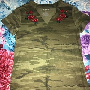 Camo and embroidered red flowers T-Shirt